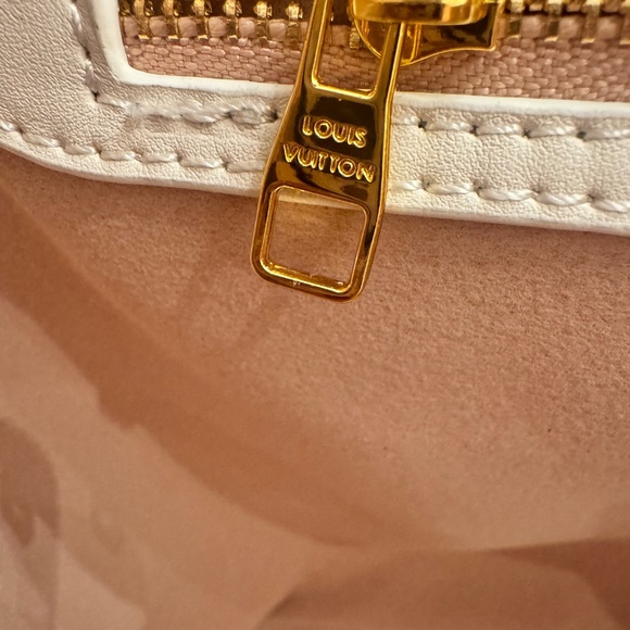 LOUIS VUITTON 
VIP Louis Vuitton White Gradient Neverfull MM Beaute Tote & Pouch - Picture 8 of 11